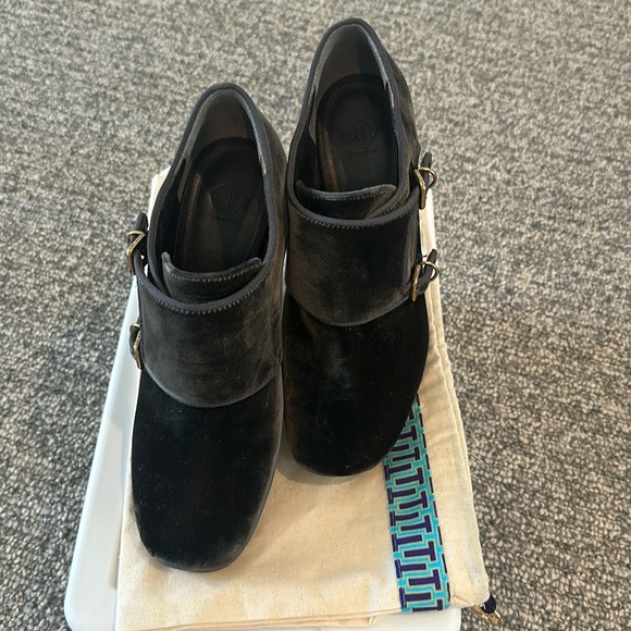 Tory Burch Carly Dark Gray Velvet Ankle Booties Sz 8 - Picture 4 of 12